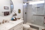 Coracao Do Mar - The master bathroom and luxurious shower
